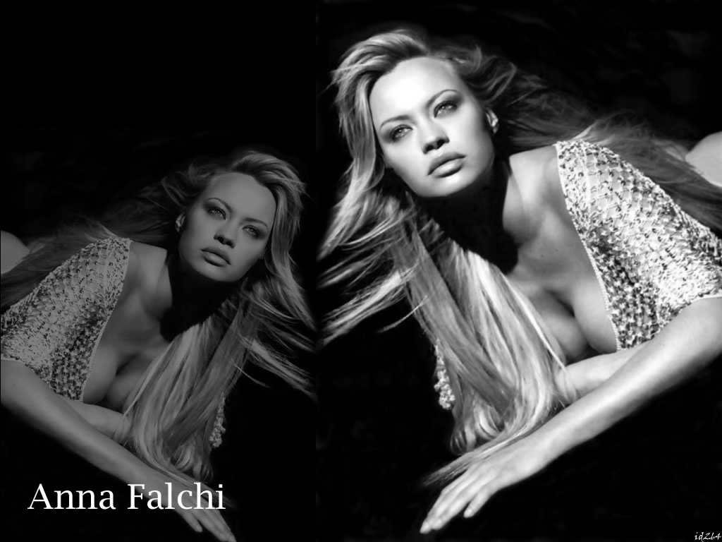 anna falchi 33